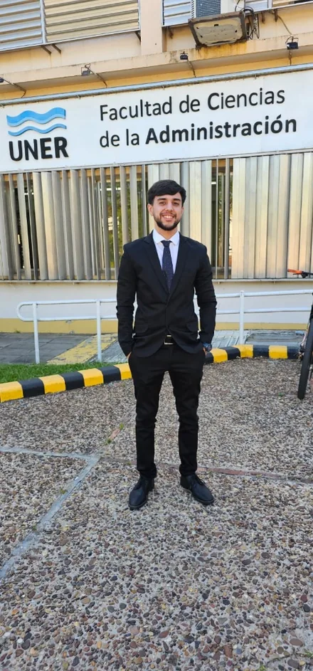 Sebastián Etchepare en su graduación en la Universidad Nacional de Entre Ríos